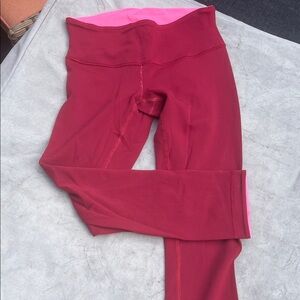 Reversible capri Leggings. Maroon or pink.